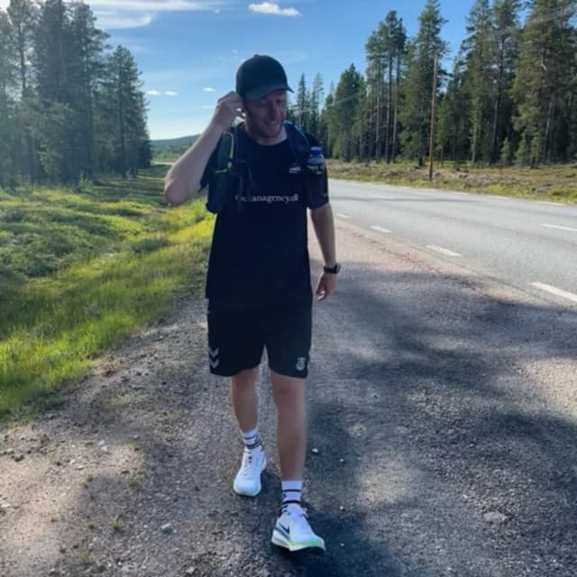 #66 Michael Jeppesen på telefonen, på vej til Nordkapp fra KBH